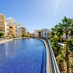 アパート With Comfortable Terrace, 2 Swimming Pools & Tennis Court アルブフェイラ