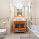 With Comfortable Terrace, 2 Swimming Pools & Tennis Court アルブフェイラ